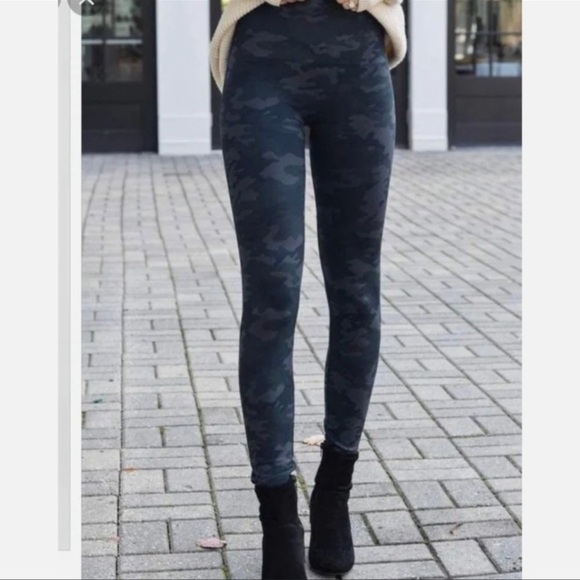 Spanx Look At Me Now seamless Leggings in black Camo Sz M - Picture 10 of 12